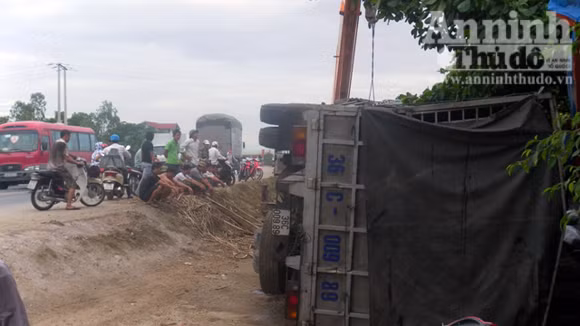 Mất lái, xe tải khủng lật nhào suýt trùm lên nhà dân ảnh 2