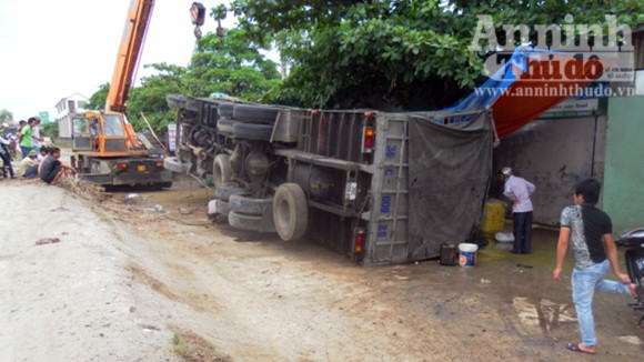Mất lái, xe tải khủng lật nhào suýt trùm lên nhà dân ảnh 3