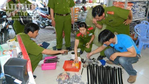 Phát hiện cửa hàng bày bán trái phép vũ khí, công cụ hỗ trợ ảnh 1