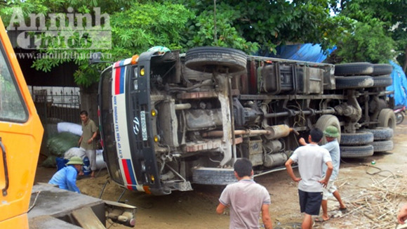 Mất lái, xe tải khủng lật nhào suýt trùm lên nhà dân ảnh 1