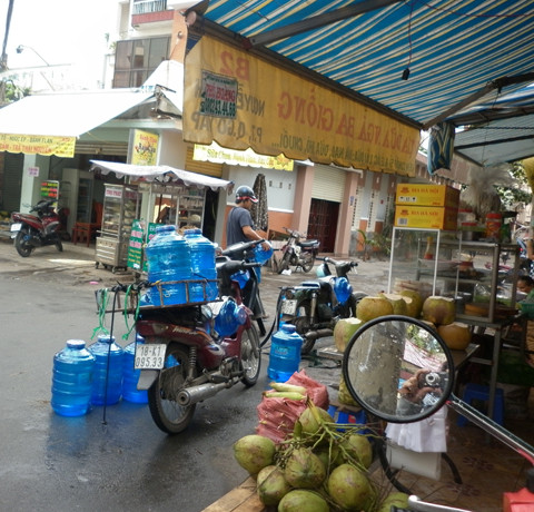 Phát hiện nước uống đóng chai nhiễm khuẩn mủ xanh ảnh 1