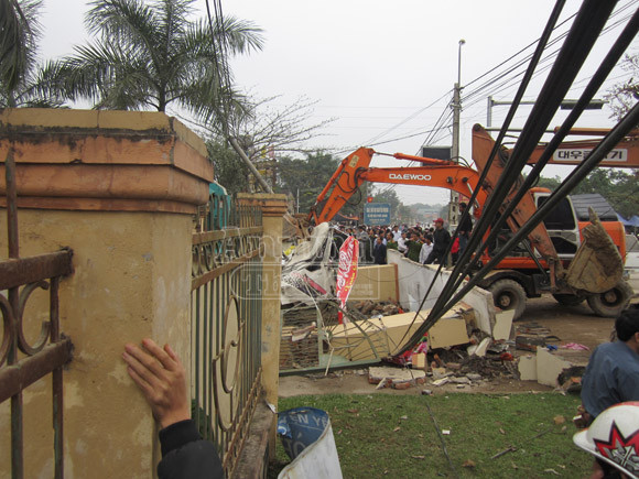 Xe cẩu kéo đổ cổng nhà văn hoá, đè chết 3 người ảnh 1