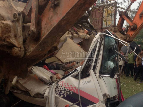 Xe cẩu kéo đổ cổng nhà văn hoá, đè chết 3 người ảnh 2