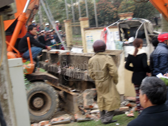 Xe cẩu kéo đổ cổng nhà văn hoá, đè chết 3 người ảnh 3