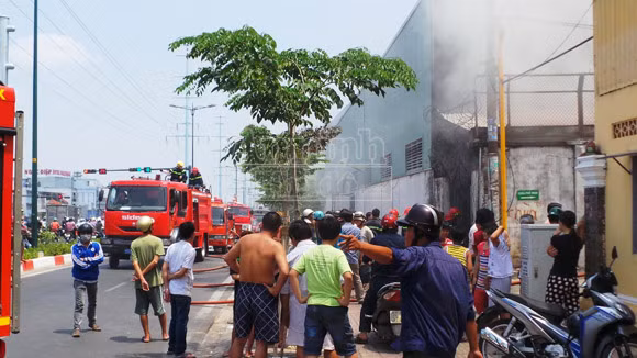 Xưởng may cháy lớn, hàng trăm công nhân hốt hoảng tháo chạy ảnh 2