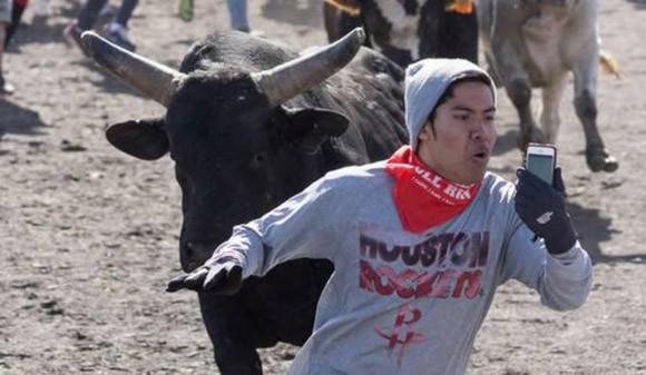 Độc đáo những bức ảnh “tự sướng” lúc "ngàn cân treo sợi tóc" ảnh 1 Độc đáo những bức ảnh “tự sướng” lúc "ngàn cân treo sợi tóc" ảnh 1