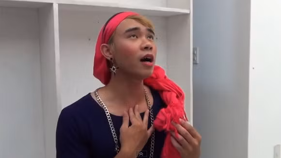 Đông Hùng giả gái, lột đồ trước bộ ba "giám khảo" ảnh 1