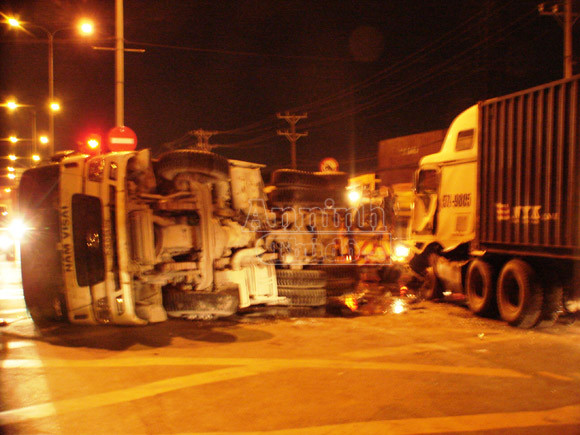 Bị xe container tông trúng, xe bồn lật ngang, 2 tài xế trọng thương ảnh 1