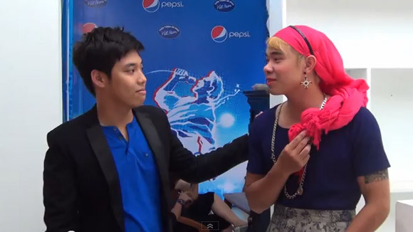 Đông Hùng giả gái, lột đồ trước bộ ba "giám khảo" ảnh 3