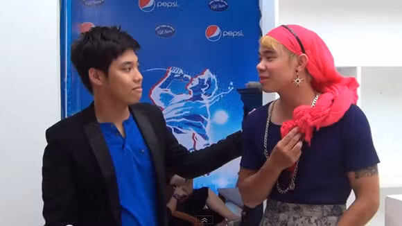 Đông Hùng giả gái, lột đồ trước bộ ba "giám khảo" ảnh 3