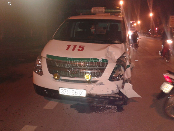 Xe cứu thương kéo lê xe máy hơn 50m, 3 người nguy kịch ảnh 2