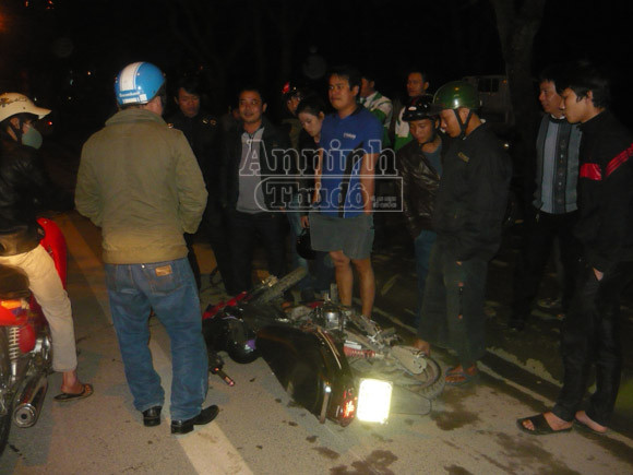 Xe cứu thương kéo lê xe máy hơn 50m, 3 người nguy kịch ảnh 1