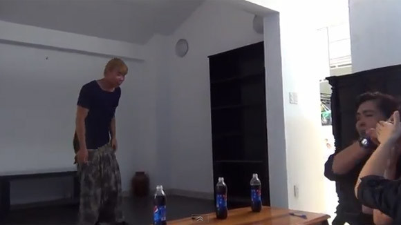 Đông Hùng giả gái, lột đồ trước bộ ba "giám khảo" ảnh 14