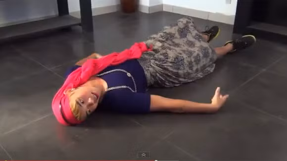 Đông Hùng giả gái, lột đồ trước bộ ba "giám khảo" ảnh 12