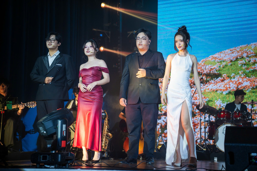 Tổng đạo diễn Minh Uyên (ngoài cùng, bên phải) cùng các nghệ sĩ tham gia biểu diễn trong chương trình Tổng đạo diễn Minh Uyên (ngoài cùng, bên phải) cùng các nghệ sĩ tham gia biểu diễn trong chương trình