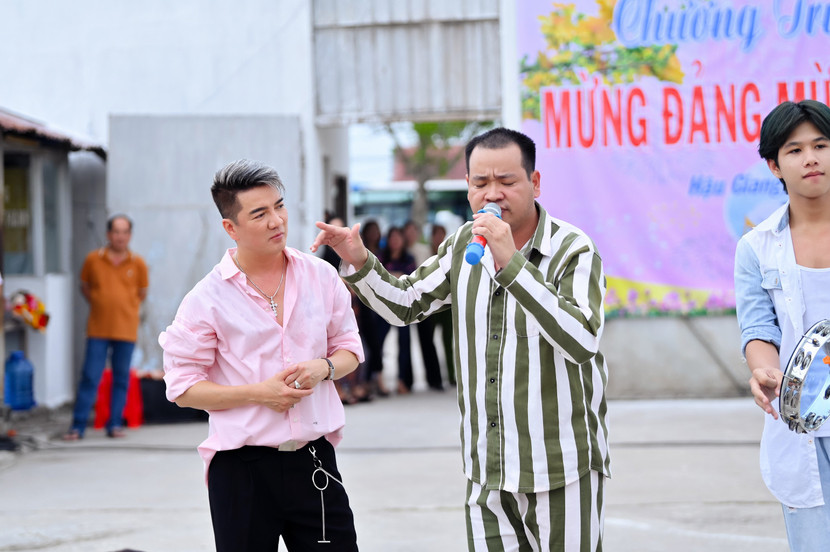 Đặc biệt, Đàm Vĩnh Hưng bất ngờ tái ngộ với phạm nhân đã từng song ca cùng mình trong một chuyến “Mang xuân về với trại giam" cách đây 5 năm. Tại đây, Mr Đàm và người quen một lần nữa tái hiện lại ca khúc “Xuân này con không về" và đã lấy đi nhiều nước mắt của các phạm nhân Đặc biệt, Đàm Vĩnh Hưng bất ngờ tái ngộ với phạm nhân đã từng song ca cùng mình trong một chuyến “Mang xuân về với trại giam" cách đây 5 năm. Tại đây, Mr Đàm và người quen một lần nữa tái hiện lại ca khúc “Xuân này con không về" và đã lấy đi nhiều nước mắt của các phạm nhân
