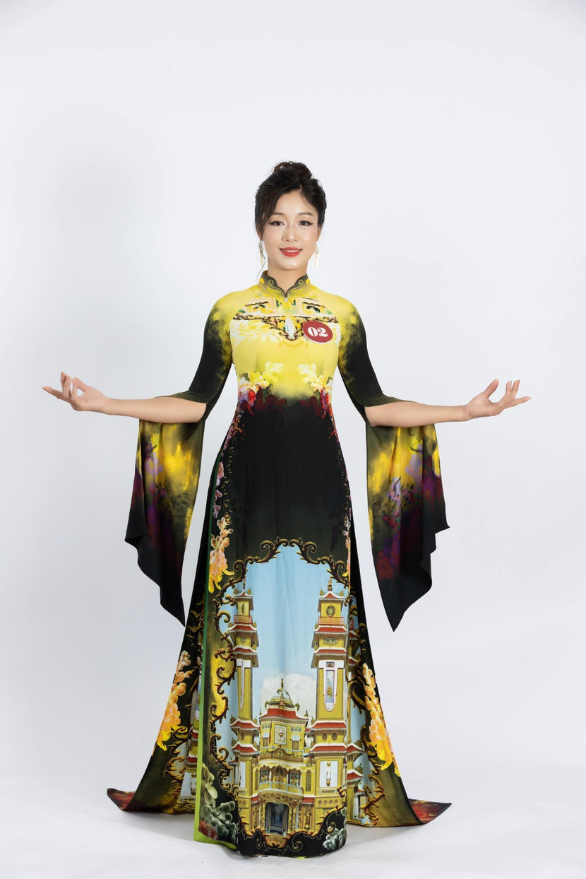 Một mẫu áo dài trong bộ sưu tập "Bản sắc di sản Việt" được thí sinh "Mrs Earth Vietnam 2024" trình diễn trong đêm chung kết.