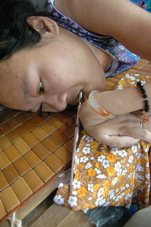 Nỗi lòng của cô gái liệt toàn thân viết thơ bằng miệng ảnh 2