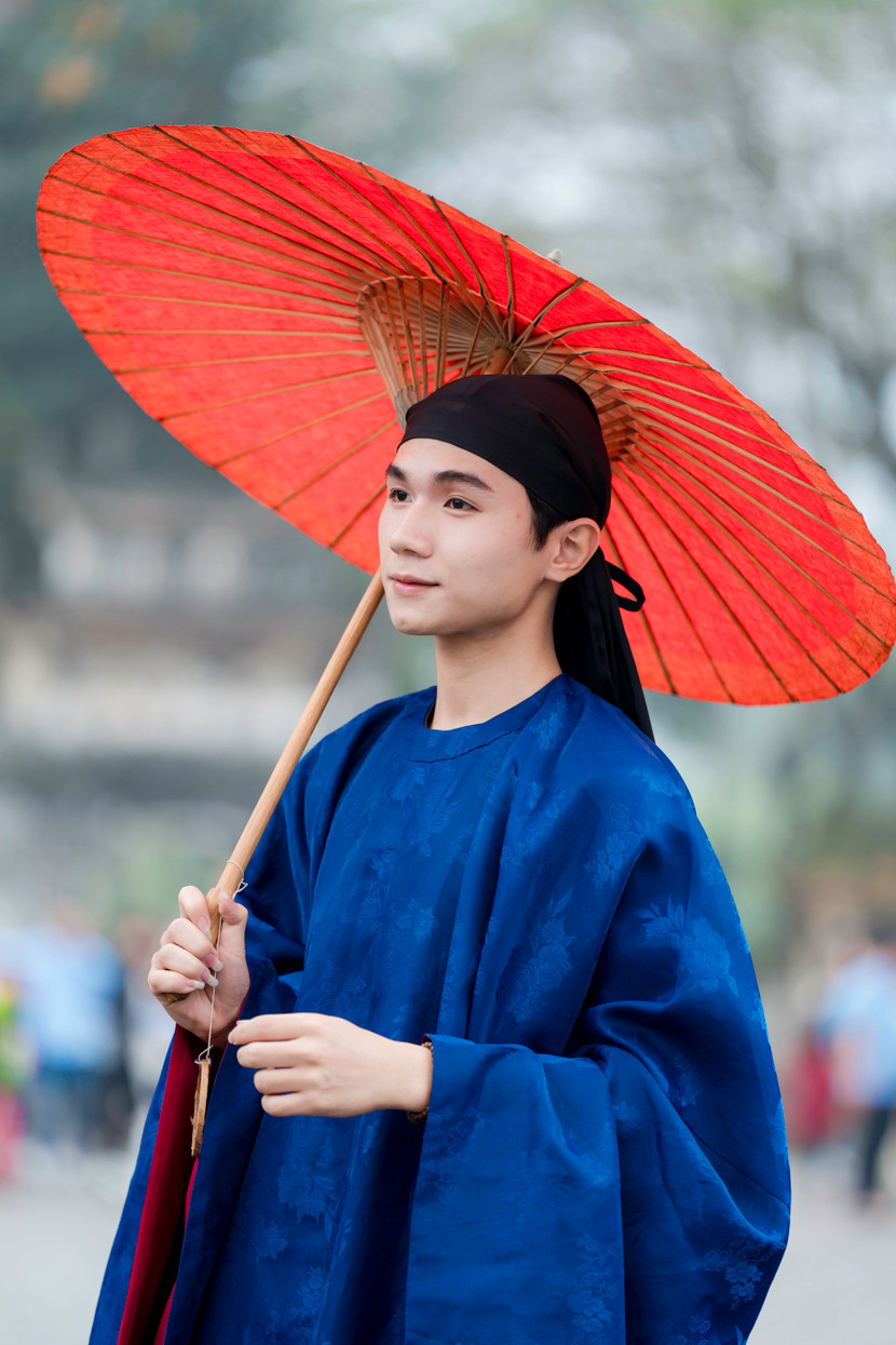 Nhóm Bách Hoa Bộ Hành với gần 30 bạn trẻ tham gia trình diễn Việt phục