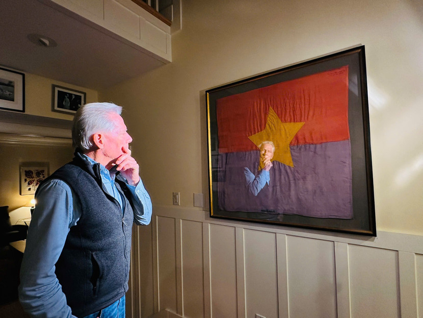 Nhân vật Craig McNamara và lá cờ của Mặt trận dân tộc Giải phóng miền Nam Việt Nam treo tại nhà suốt 60 năm