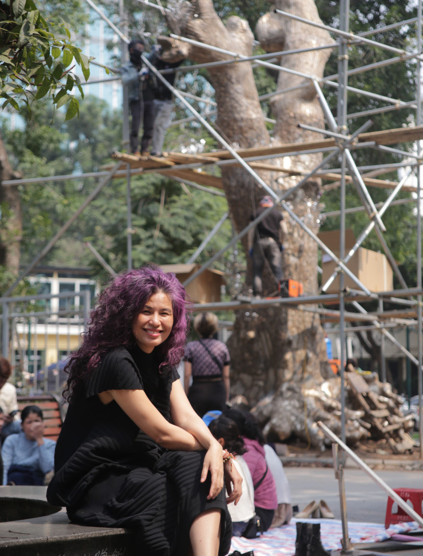 Nghệ sĩ Tia Thủy Nguyễn quyết định "hồi sinh" cây xà cừ bằng tác phẩm nghệ thuật đặc biệt