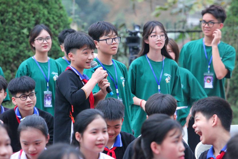 Các thành viên của dự án Libreria Project tại trường Phổ thông dân tộc nội trú THCS huyện Yên Bài, tỉnh Yên Bái