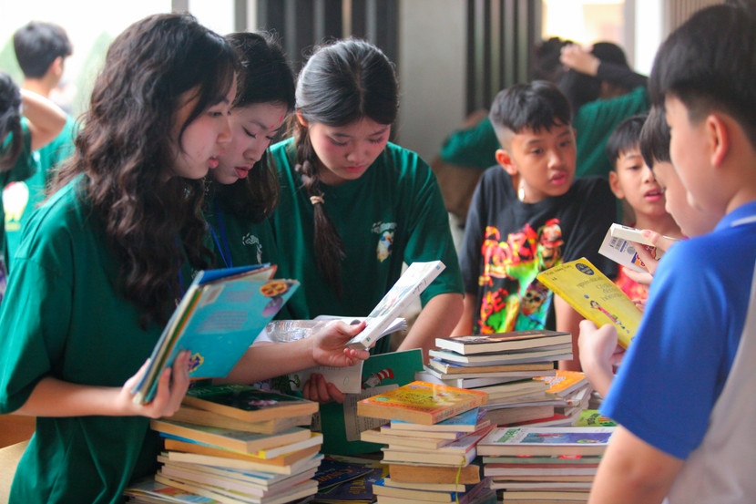 Những đầu sách đã được dự án lựa chọn kỹ lưỡng để tặng cho các em học sinh nhà trường