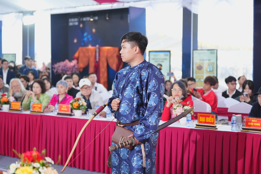 Tác phẩm phỏng dựng cổ phục thời Đinh của tác giả Nguyễn Ngọc Phương Đông