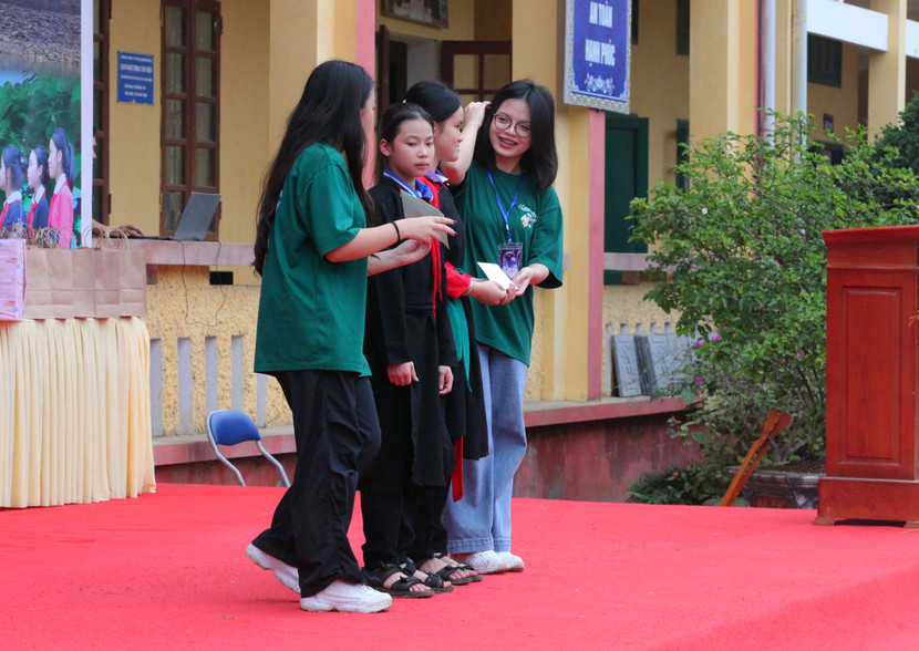 Thành viên ban tổ chức và các em học sinh cùng nhau tham gia trải nghiệm