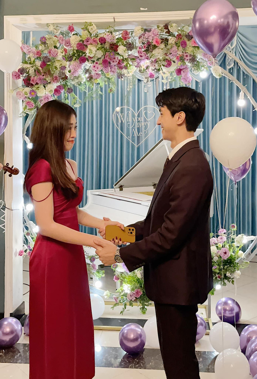 Màn cầu hôn lãng mạn của Bình An dành với Phương Nga Màn cầu hôn lãng mạn của Bình An dành với Phương Nga