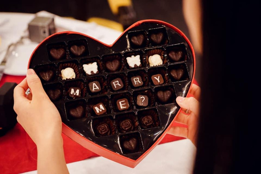 Chiếc hộp sôcôla được bạn trai tự tay làm để dành tặng cho Ngọc Hân tại buổi cầu hôn Chiếc hộp sôcôla được bạn trai tự tay làm để dành tặng cho Ngọc Hân tại buổi cầu hôn