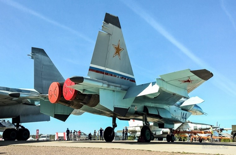 Có thể nói đòn đáp trả bằng MiG-1.44 đối với F-22 Raptor là một nỗ lực mờ nhạt của người Nga trước thách thức của Mỹ. Bên cạnh thiết kế, vũ khí là một lý do khác cho tuyên bố này.