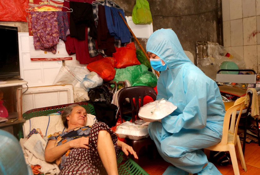 Hoa hậu Lương Thùy Linh trao các suất ăn hỗ trợ người có hoàn cảnh khó khăn trong bối cảnh dịch bệnh