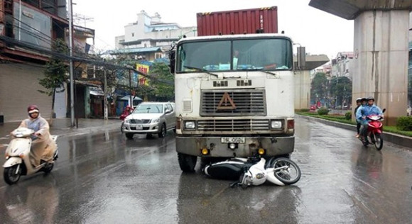 Lái xe container đâm thẳng mô-tô cảnh sát, kéo rê 200m ảnh 1 Lái xe container đâm thẳng mô-tô cảnh sát, kéo rê 200m ảnh 1