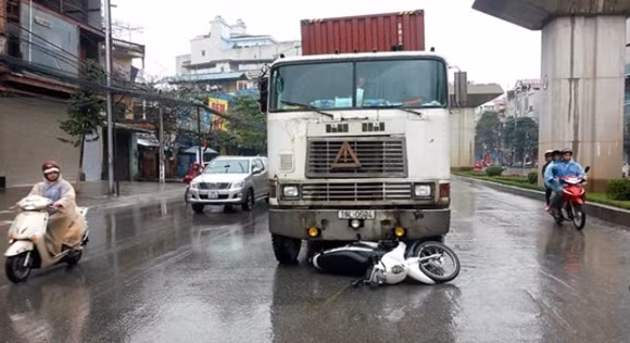 Lái xe container đâm thẳng mô-tô cảnh sát, kéo rê 200m ảnh 1