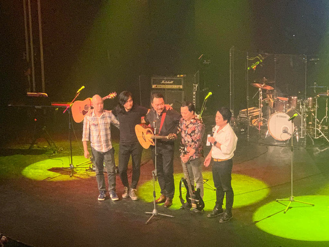 Các thành viên đời đầu của Bức Tường tái hợp trên sân khấu Các thành viên đời đầu của Bức Tường tái hợp trên sân khấu