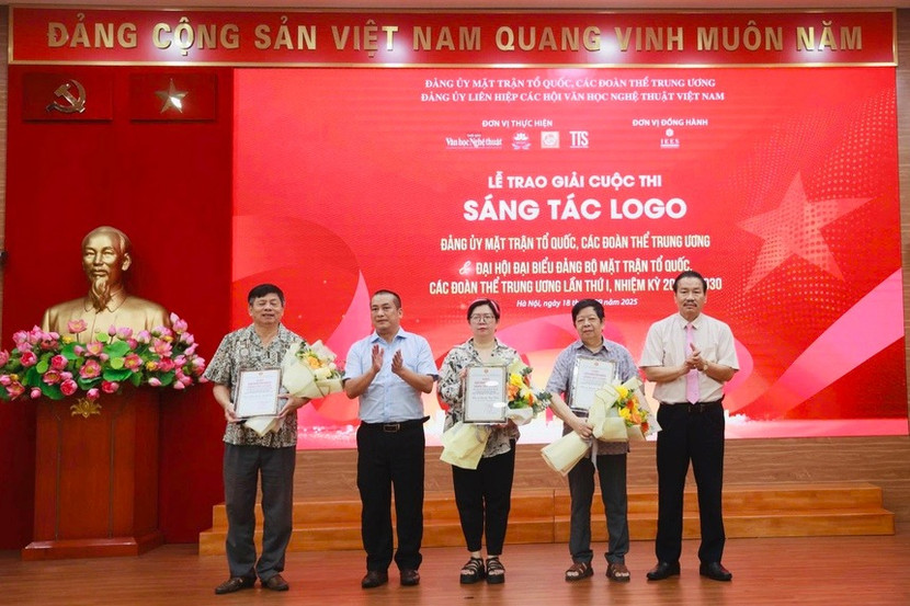 Ban tổ chức trao giải Khuyến khích cho các tác giả