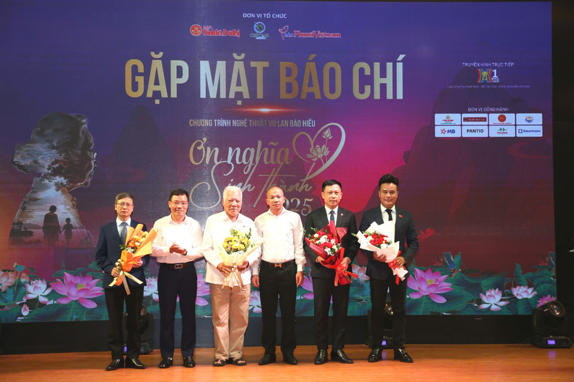 Ông Nguyễn Gia Hưng, Phó Vụ trưởng Vụ Báo chí Xuất bản, Ban Tuyên giáo &amp; Dân vận Trung ương; ông Đặng Khắc Lợi, Phó cục Trưởng Cục Báo chí - Bộ VHTT&amp;DL tặng hoa tri ân những cống hiến, nỗ lực của Ban tổ chức và ê kíp sản xuất chương trình