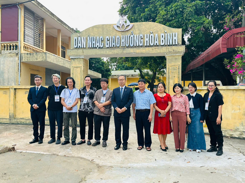 Đại sứ Nhật Yamada Takio đến thăm bối cảnh quay của bộ phim "Tiếng vang Việt Nam" Đại sứ Nhật Yamada Takio đến thăm bối cảnh quay của bộ phim "Tiếng vang Việt Nam"