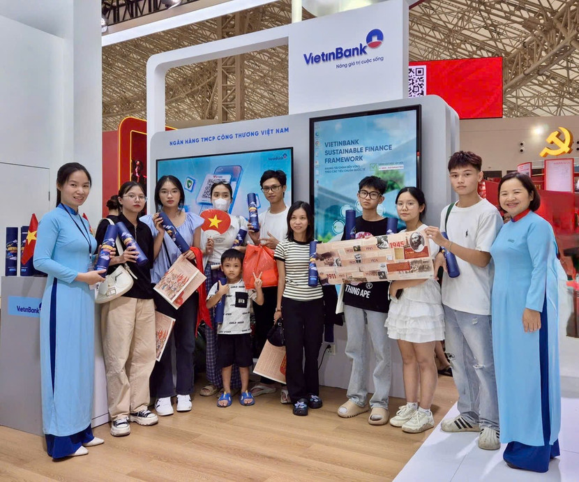 Khách hàng trẻ thích thú với ấn phẩm inforgraphic &quot;Hải trình rực rỡ&quot;