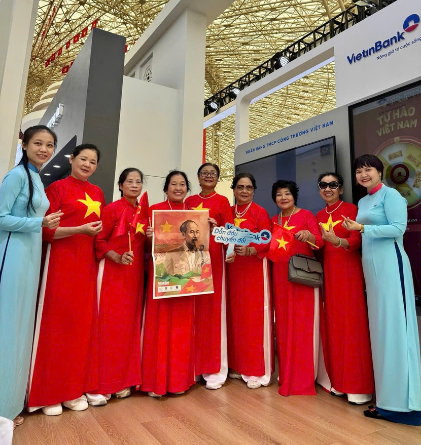 Đông đảo khách hàng tới check-in, trải nghiệm tại gian hàng VietinBank