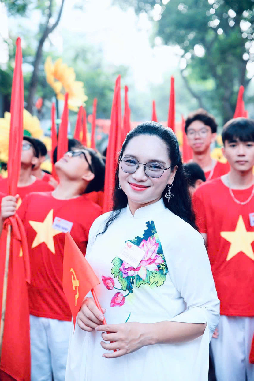 Đạo diễn Nhân Sơn tham gia khối diễu hành Văn hóa - Thể thao tại Lễ kỷ niệm 80 năm Cách mạng Tháng Tám và Quốc khánh 2/9, diễn ra tại Quảng trường Ba Đình lịch sử Đạo diễn Nhân Sơn tham gia khối diễu hành Văn hóa - Thể thao tại Lễ kỷ niệm 80 năm Cách mạng Tháng Tám và Quốc khánh 2/9, diễn ra tại Quảng trường Ba Đình lịch sử