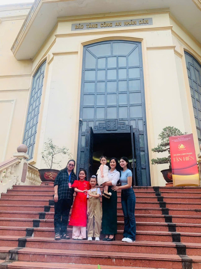 Đạo diễn Nhân Sơn cùng êkip và đoàn làm phim "Tận hiến" Đạo diễn Nhân Sơn cùng êkip và đoàn làm phim "Tận hiến"