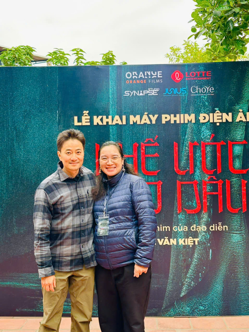 Nhân Sơn và đạo diễn Lê Văn KIệt tại lễ khai máy phim "Khế ước bán dâu" Nhân Sơn và đạo diễn Lê Văn KIệt tại lễ khai máy phim "Khế ước bán dâu"