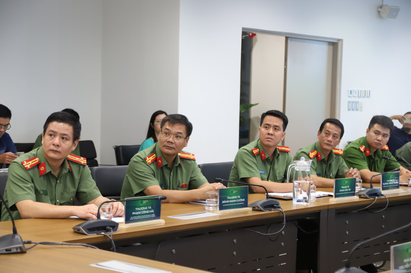 Cuộc gọi lừa đảo được nhà báo Thu Hà bật ra loa, trước sự ghi nhận của Thượng tá Phạm Công Hải – Phó Trưởng Phòng 4, Cục An ninh mạng và Phòng, chống tội phạm sử dụng công nghệ cao, Bộ Công an cùng nhiều cán bộ chiến sĩ của đơn vị Cuộc gọi lừa đảo được nhà báo Thu Hà bật ra loa, trước sự ghi nhận của Thượng tá Phạm Công Hải – Phó Trưởng Phòng 4, Cục An ninh mạng và Phòng, chống tội phạm sử dụng công nghệ cao, Bộ Công an cùng nhiều cán bộ chiến sĩ của đơn vị