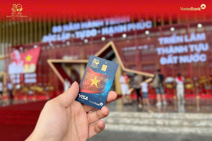 Khách hàng check-in cùng thẻ VietinBank Visa Signature phiên bản giới hạn chào mừng 80 năm Quốc khánh