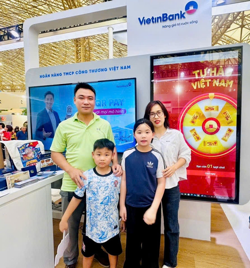Nhiều phụ huynh cùng các em nhỏ check-in tại gian hàng VietinBank