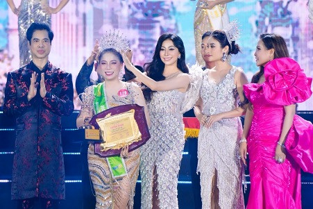 Hoa hậu Hạnh Nguyên trao danh hiệu "Hoa hậu Trí tuệ" cho thí sinh Nguyễn Thị Hằng Nga