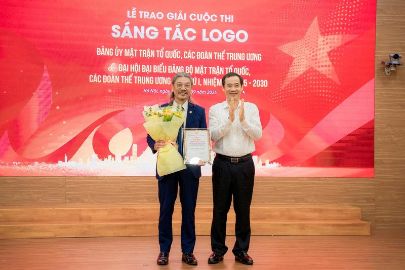 Đồng chí Nguyễn Thái Học - Phó Bí thư Đảng ủy Mặt trận Tổ quốc, các đoàn thể Trung ương trao giải Nhất cuộc thi