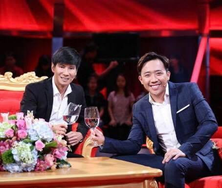 Trang Fanpage của Lý Hải đăng tải bức ảnh chụp cùng Trấn Thành cùng dòng viết ngắn gọn xoa dịu dư luận: "Thương không hết mà!" Trang Fanpage của Lý Hải đăng tải bức ảnh chụp cùng Trấn Thành cùng dòng viết ngắn gọn xoa dịu dư luận: "Thương không hết mà!"